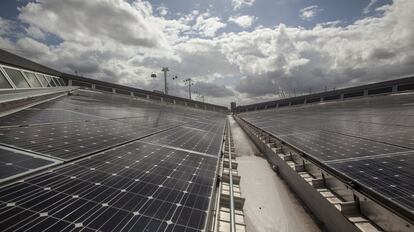 <p>La fascinación de Eckhardt por los materiales, los avances tecnológicos en la producción, y un oficio entendido desde un espacio con sentido, derivó en un enfoque especial en el diseño, centrado en el potencial innato de la construcción y sus cualidades físicas.</p><p>En la imagen, el edificio londinense The Crystal, también considerado uno de los más inteligentes del mundo, construido por iniciativa de Siemens como sede de su centro dedicado al estudio y la creación de ciudades sostenibles.</p>