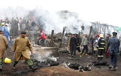 Vecinos y personal de rescate colaboran en labores de identificación tras el incendio que se ha producido cerca de la zona industrial de Nairobi.