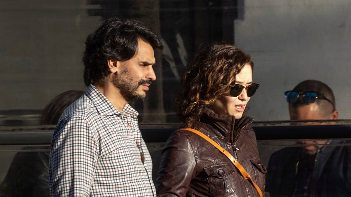 Sorpresa de Hacienda con el novio de Ayuso: Seis veces más ingresos y un  tercio de cuota tributaria | España | EL PAÍS
