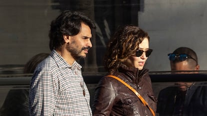 Isabel Díaz Ayuso paseaba por Madrid con su novio, Alberto González Amador, el 6 de febrero de 2022.