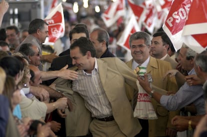 José Luis Rodríguez Zapatero, rodeado de simpatizantes en un mitin del PSOE en Jaén en 2003, con motivo de las elecciones autonómicas que se realizaron en 13 de las 17 regiones. Los temas más recurrentes durante la campaña fueron los efectos del accidente del Prestige (noviembre de 2002), el Plan Hidrológico Nacional y el terrorismo. Ese año ETA asesinó a tres personas.