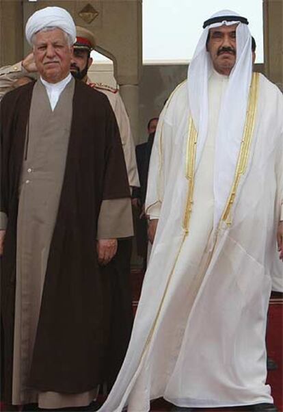 Rafsanyani (izquierda), recibido por el primer ministro, Nasser al Sabah, a su llegada a Kuwait.