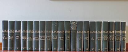 Els 15 volums i els suplements de la primera edició de l’Enciclopèdia Catalana, que van veure la llum el 1969.