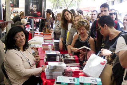 Cataluña celebra la tradicional fiesta de Sant Jordi, en la que miles de ciudadanos buscan su libro y su rosa, en una jornada en la el sol y las buenas temperaturas acompañan las primeras horas de la festividad en prácticamente toda la región, aunque la lluvia puede hacer acto de presencia durante la tarde. En la foto la escritora Almudena Grandes.