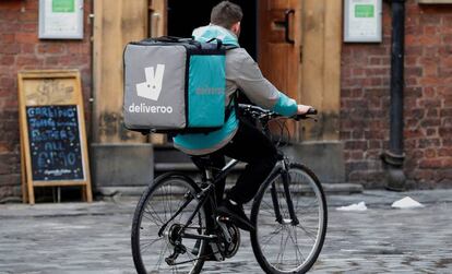 Un repartidor de Deliveroo en Liverpool (Reino Unido).