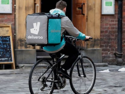 Un repartidor de Deliveroo en Liverpool (Reino Unido).