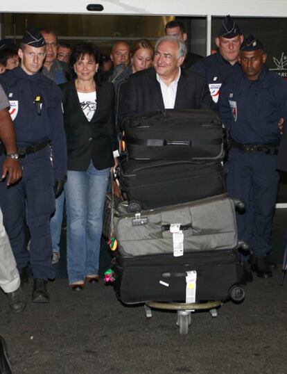 Dominique Strauss-Kahn y Anne Sinclair, recién llegados al aeropuerto Charles de Gaulle de París.