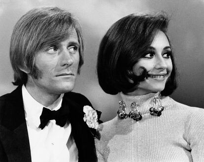 Raffaella Carrà y Nino Ferrer durante la grabación del programa 'Io, Agata e tu' en Roma en 1970.