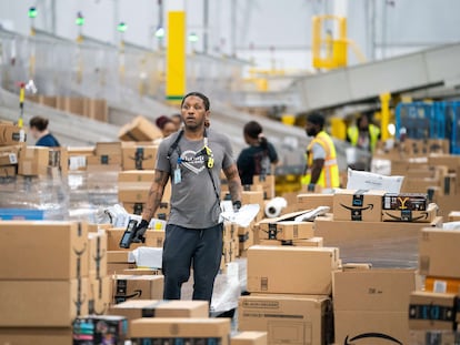 Un trabajador en un centro de distribución de Amazon en Appling (Georgia).