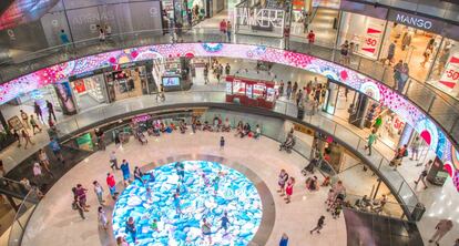 Interior del centro comercial Arenas de Barcelona, cuya digitalización ha realizado Trison. 