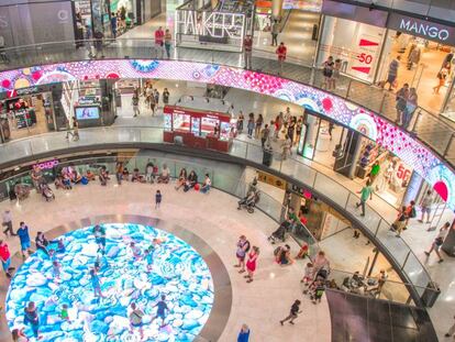 Interior del centro comercial Arenas de Barcelona, cuya digitalización ha realizado Trison. 