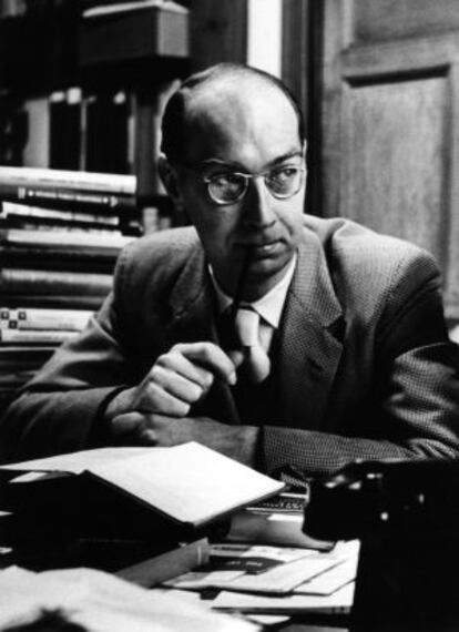 Philip Larkin, en su mesa de trabajo, en 1965.