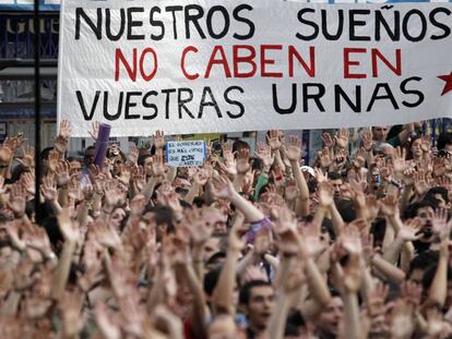 Manifestantes en la Puerta del Sol de Madrid el 21 de mayo de 2011. / LUIS SEVILLANO