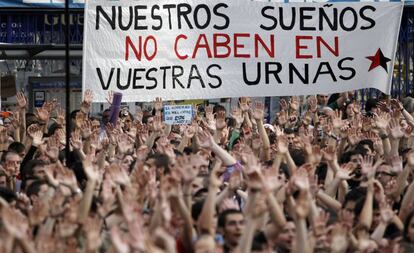 Manifestantes en la Puerta del Sol de Madrid el 21 de mayo de 2011. / LUIS SEVILLANO