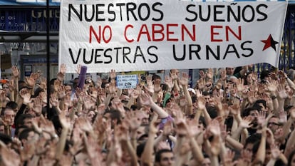 Manifestantes en la Puerta del Sol de Madrid el 21 de mayo de 2011. / LUIS SEVILLANO