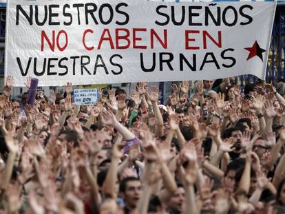 Manifestantes en la Puerta del Sol de Madrid el 21 de mayo de 2011. / LUIS SEVILLANO