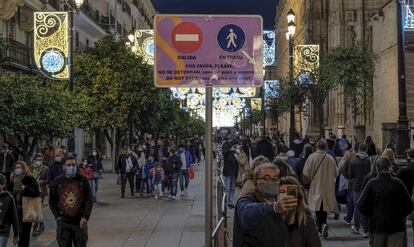 La Avenida de la Constitución, de Sevilla, dividida en dos sentidos de circulación durante la época de Navidad.