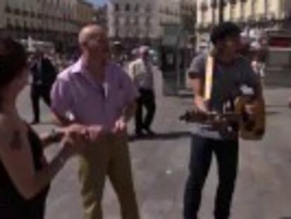Invitamos a la gente en distintas ciudades a cantar temas de la colección EL PAÍS de Música. A la guitarra, Íñigo Coppel