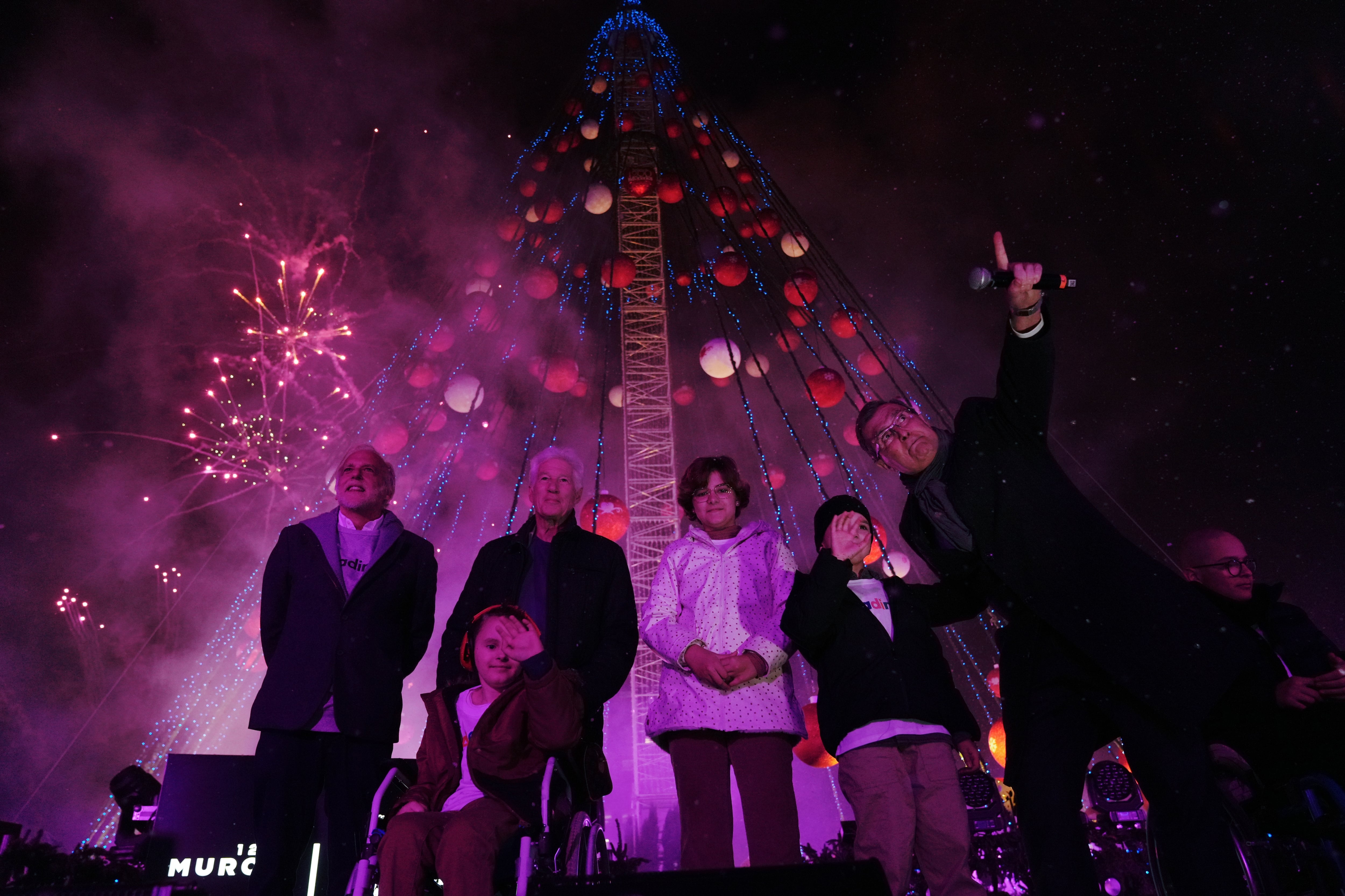 Encendido del Gran Árbol de Navidad de Murcia por parte del actor Richard Gere, de la mano de la Fundación Aladina, y presentados por el alcalde.