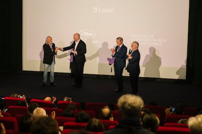 Presentation of the restoration of 'Tasio' in Cannes.  On the left, Montxo Armendáriz and the director of the Basque Film Archive, Joxean Fernández.  On the right, Thierry Frémaux, general delegate of the festival.