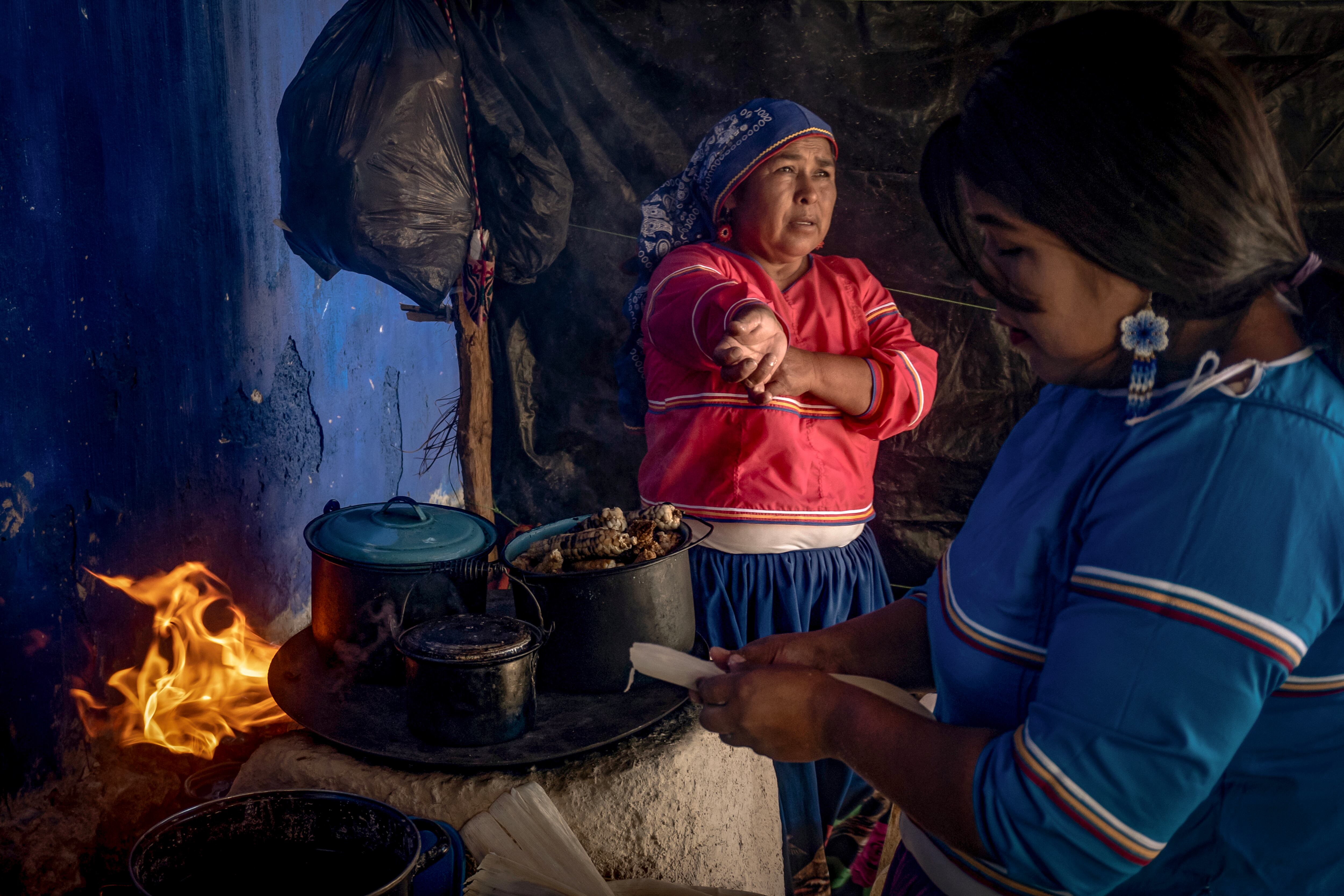 Mujeres wixáricas preparan productos elaborados con maíz, en Nayarit. 