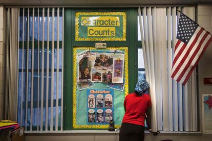 Una mujer mira por una ventana de un colegio de Tampa (Florida) la llegada del huracán.