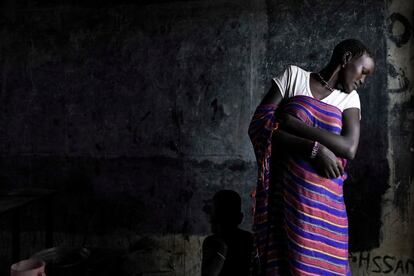 Una mujer mira a su hijo en una escuela de Pibor (Sudán del Sur) ocupada por desplazados internos tras las fuertes lluvias e inundaciones que han obligado a cientos de miles de personas a abandonar sus hogares.