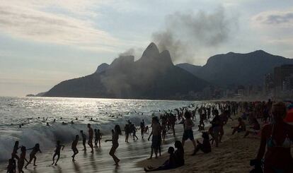 A coluna de fumaça do ônibus queimado vista desde Ipanema.