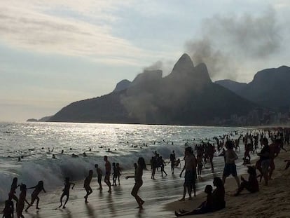 A coluna de fumaça do ônibus queimado vista desde Ipanema.