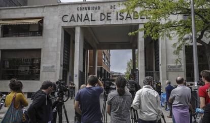 Medios de comunicación, frente a la sede del Canal de Isabel II esta mañana.