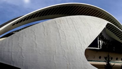 The roof of the Palau de las Artes, with the wrinkles causing controversy in Valencia clearly visible.