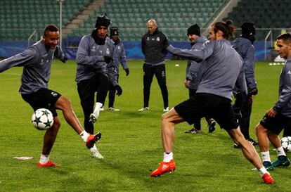 Los jugadores del Real Madrid entrenando antes del partido.