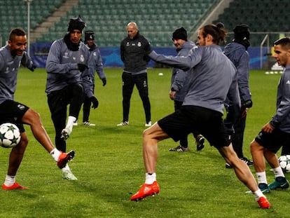 Los jugadores del Real Madrid entrenando antes del partido.