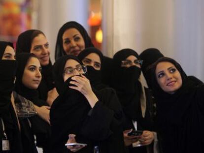 Grupo de mulheres sauditas tiram uma fotografia em um shopping center em Jidá, na quinta-feira.