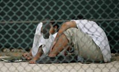 Las cifras oficiales dadas por el Pentágono sobre el número de presos que se encuentran en huelga de hambre asciende a la mitad de los 166 que se encuentran en la prisión, mientras que el abogado asegura que según sus datos son 130 los que la secundan. EFE/Archivo