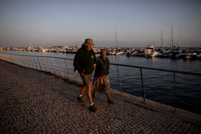 Dos personas pasean por el puerto de Olhao el 14 de marzo de 2024.