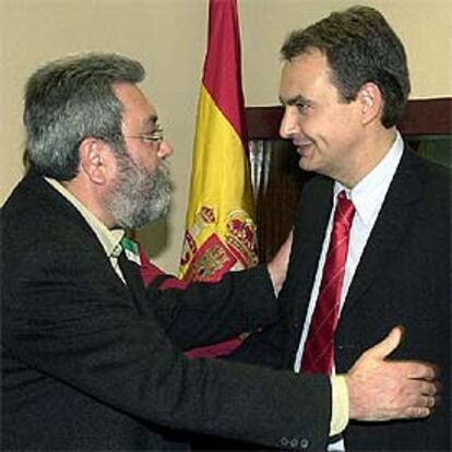 Cándido Méndez, secretario general de UGT, y José Luis Rodríguez Zapatero, líder del PSOE, ayer en el Congreso de los Diputados.