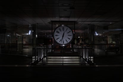 Apagón en la estación de Catalunya, donde confluyen líneas de metro y trenes, en el centro de Barcelona. 