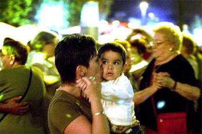 Una mujer baila con un niño en las fiestas del Carmel.