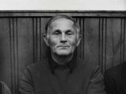 Bohumil Hrabal, en una taberna de Praga en los años 80.