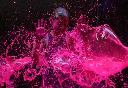 Reação de uma criança ao ser molhada com água colorida durante as celebrações sagradas de Chennai, Índia, em 2 de março.