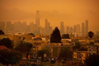 Vista de San Francisco desde Dolores Park con la atmósfera de color anaranjado a causa de los incendios cercanos.