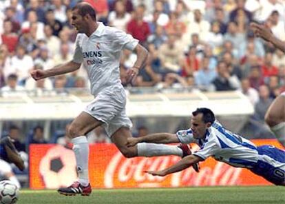 Zidane conduce la pelota, con Gerardo en el suelo.