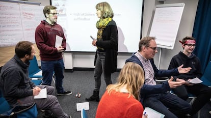 Un grupo de alemanes paraticipa en un curso para aprender a rebatir argumentos populistas en la Central regional para la Formación Política de Berlín. 