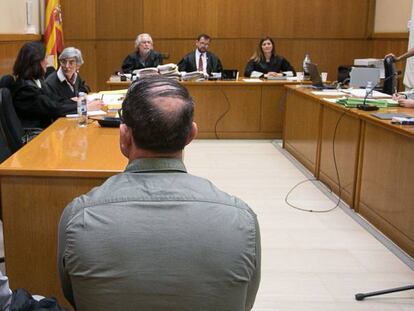 Els dos mossos imputats al banc dels acusats.