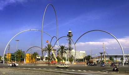 Una escultura tubular "Ones", de Andreu alfaro, preside la entrada al puerto de Barcelona en 2003.