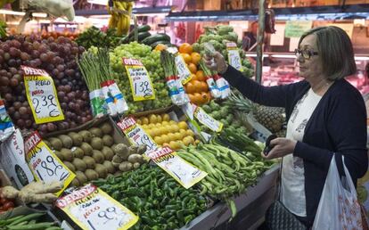 En la imagen, una mujer hace su compra en una fruteria del mercado Maravilla en Madrid. EFE/Archivo