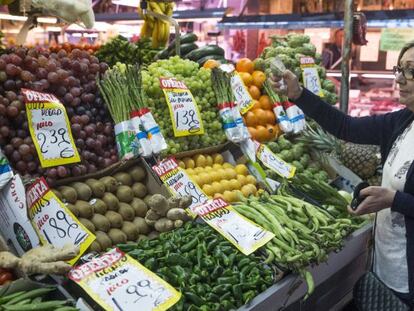 En la imagen, una mujer hace su compra en una fruteria del mercado Maravilla en Madrid. EFE/Archivo