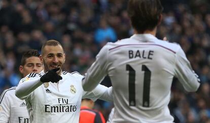 Benzema agradece a Bale el pase de gol.