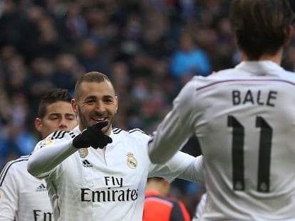 Benzema agradece a Bale el pase de gol.